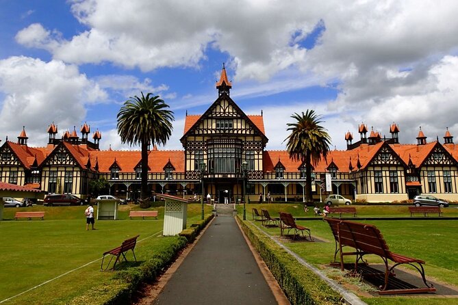2 Day Tour Auckland to Hobbiton, Waitomo, Rotorua and Taupo - Tirau and the road to Rotorua