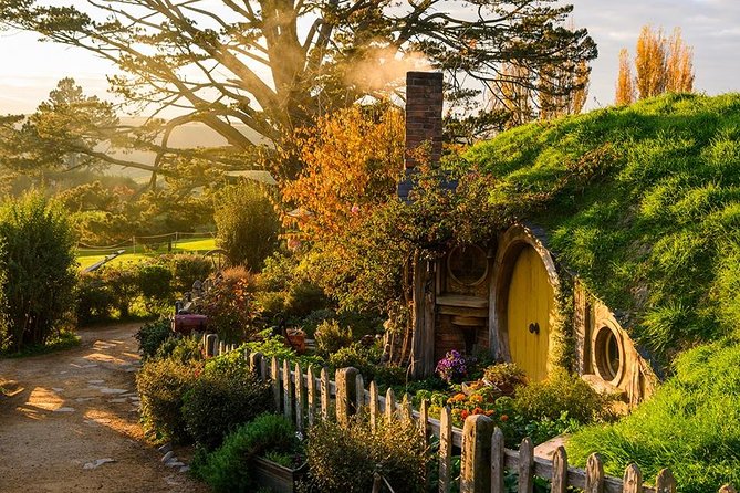 2 Day Waitomo Caves, Hobbiton Movie Set and Rotorua Tour from Auckland - An evening of Māori food, music, and storytelling