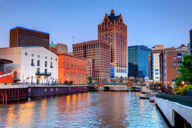 2 Hours Private Tour of Milwaukee Marvels - Black Cat Alley and Milwaukee’s street art