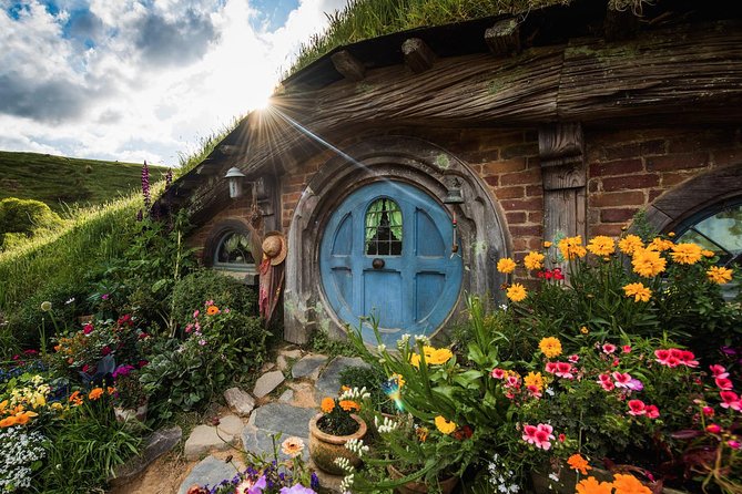 3 Day Waitomo Caves, Hobbiton Movie Set and Rotorua Tour from Auckland - A smart three-day route from Auckland