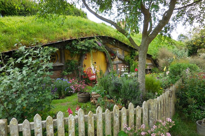6hr Hobbiton Movie Set Tour - Departs Tauranga - A pint at the Green Dragon Inn
