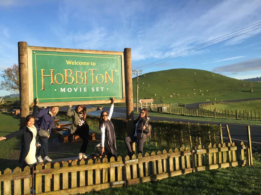 Auckland: Hobbiton and Rotorua Day Tour including Te Puia - Is $256 good value?
