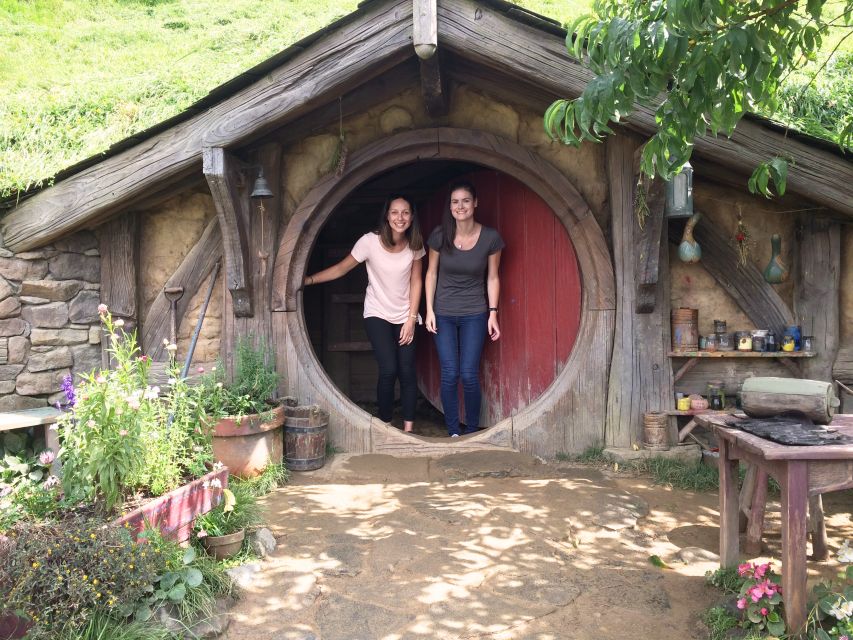 Auckland: Hobbiton Movie Set Day Trip with Festive Lunch - Eating at the Party Marquee