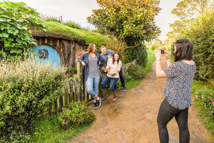 Auckland: Hobbiton Movie Set Tour with Lunch - Following the path to Bag End