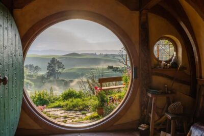 Hobbiton & Waitomo Caves Small-Group Tour & Lunch