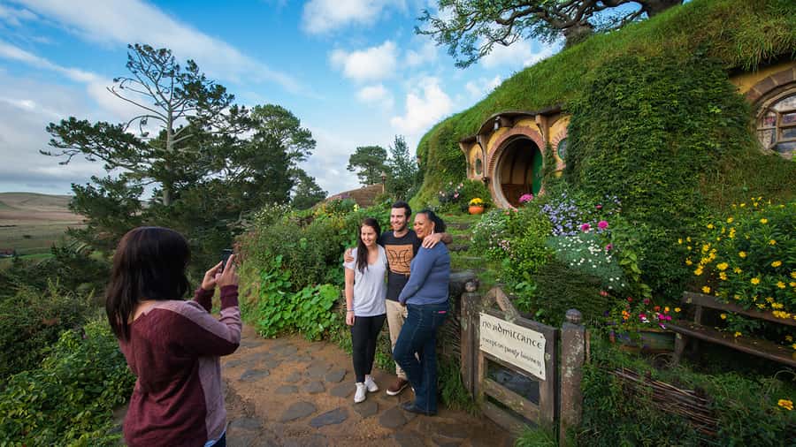 Auckland: Hobbiton & Waitomo Caves Small-Group Tour & Lunch - What is included, and what is not