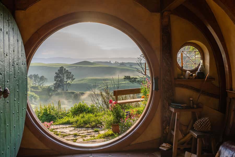 Auckland: Hobbiton & Waitomo Caves Small-Group Tour & Lunch - Leaving Auckland for the Waikato