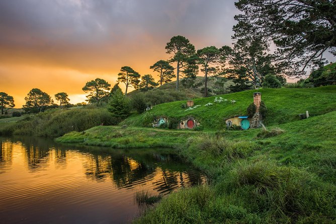 Auckland to Hobbiton Movie Set and Rotorua's Geothermal Valley - A full North Island day from Auckland
