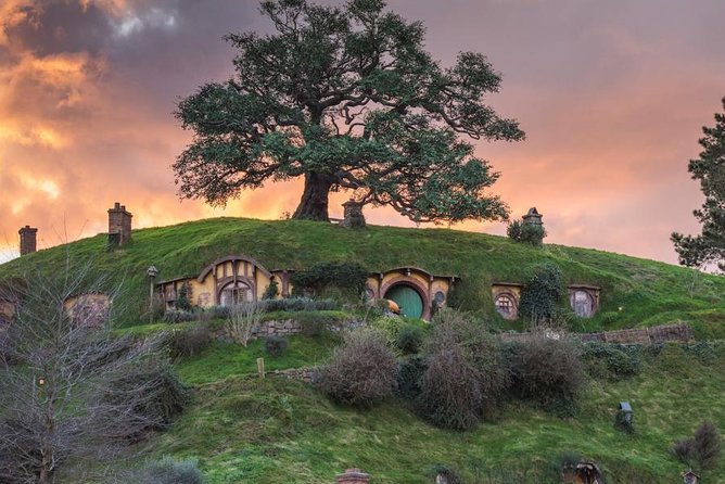 Auckland to Hobbiton Movie Set and Rotorua's Geothermal Valley - What is included, and what you still need