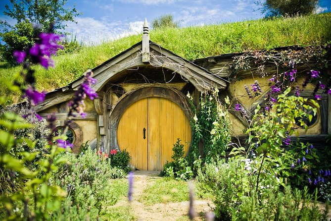 Auckland to Hobbiton Movie Set and Rotorua's Geothermal Valley - The 6:00 am start and small-group ride