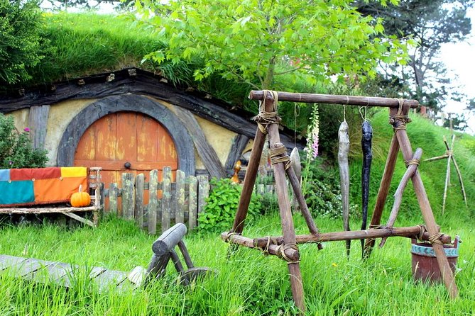 Auckland to Waitomo Caves and Hobbiton Movie Set Private Tour - The road from Auckland in a private Mercedes
