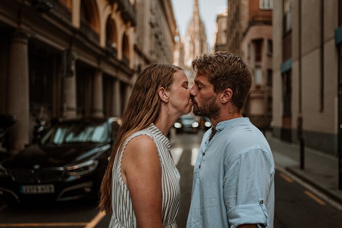 Barcelona Gothic Quarter cinematic photoshoot - The Kiss mural adds a modern final frame