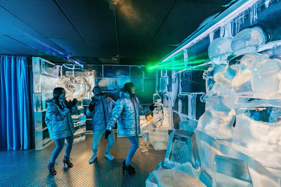 Barcelona: Icebar experience, located at the beach !! - Hand-carved ice sculptures and changing themes