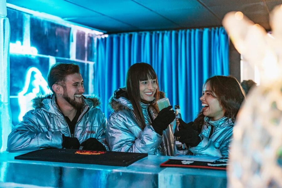 Barcelona: Icebar experience, located at the beach !! - Music, photos, and the small-room reality