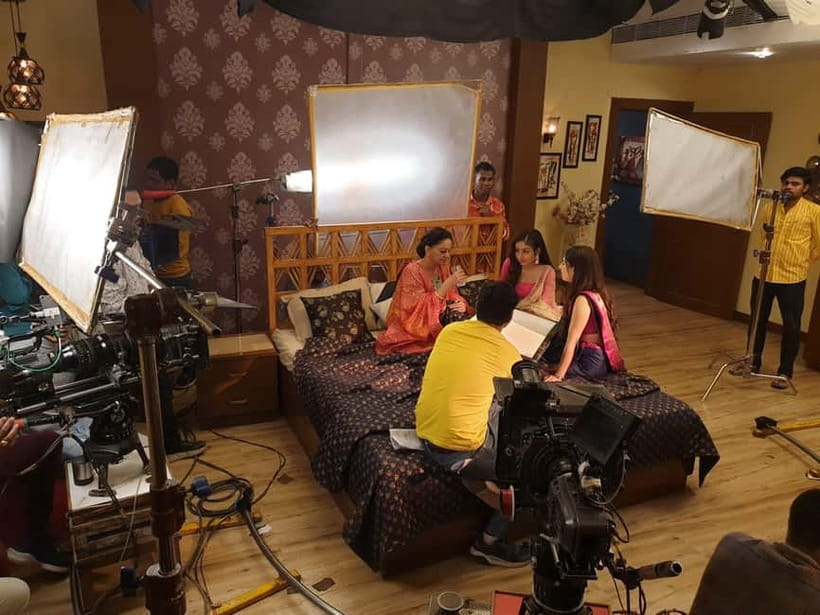 Bollywood Sightseeing and Celebrity Home Tour by Private Car - Bollywood dance show and lessons