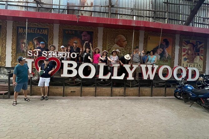 Bollywood Sightseeing and Celebrity Homes Tour by Private Car - Bandra Bandstand and Mumbai’s celebrity addresses