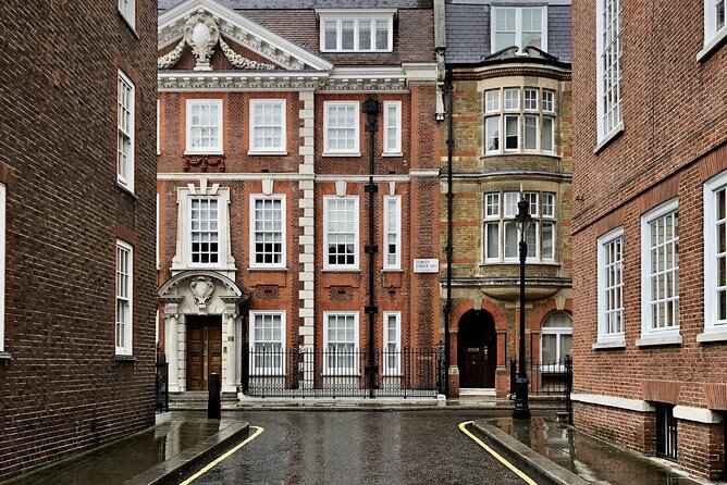 Bridgerton Tour in London - A season-two filming location at St James’s Church