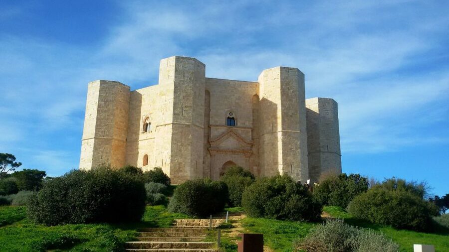 Castel del Monte private tour: The Crown of Italy - Seeing the eight-sided exterior first