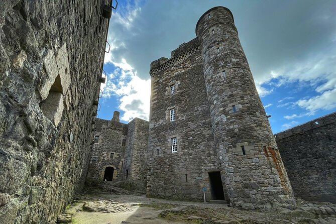 Castles and Outlander Day Tour From Glasgow - What the small vehicle changes