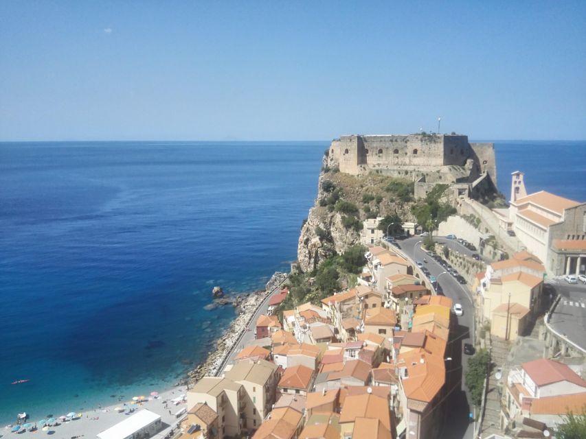 Catania: Savoca Godfather Tour & Taormina With Food Tasting - The Sicilian food tasting: cannolo or arancino