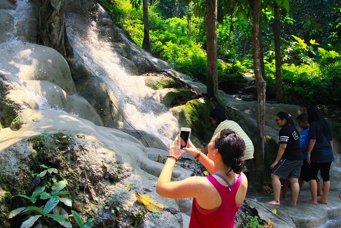 Climb Sticky Waterfall Like a Spiderman - Arriving at Bua Thong and getting started
