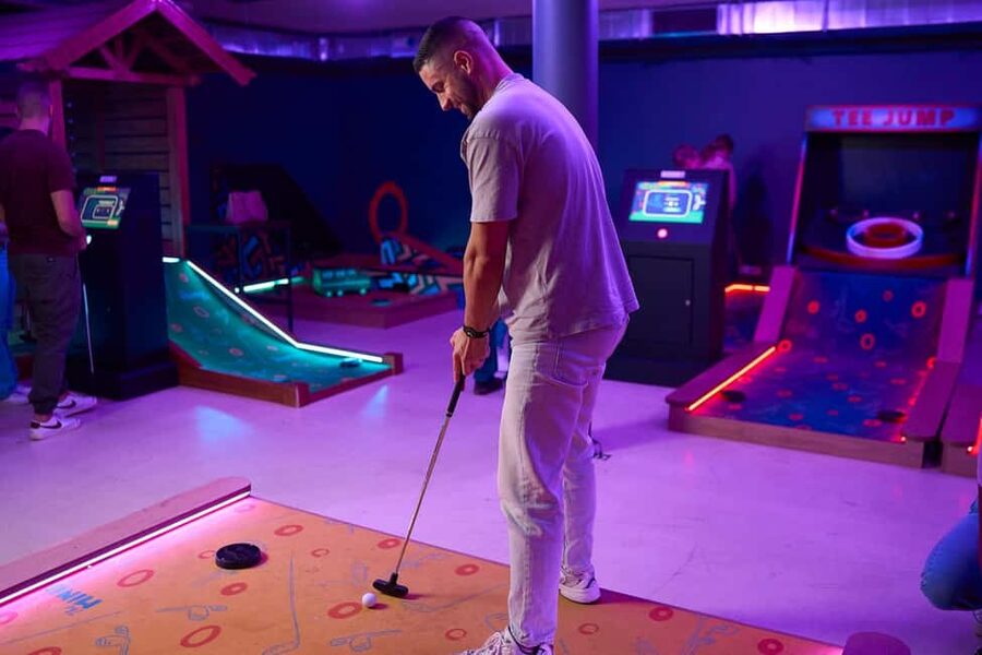 Cologne: Adventure Minigolf – Interactive tour through movie sets! - Digital modes and multiple routes