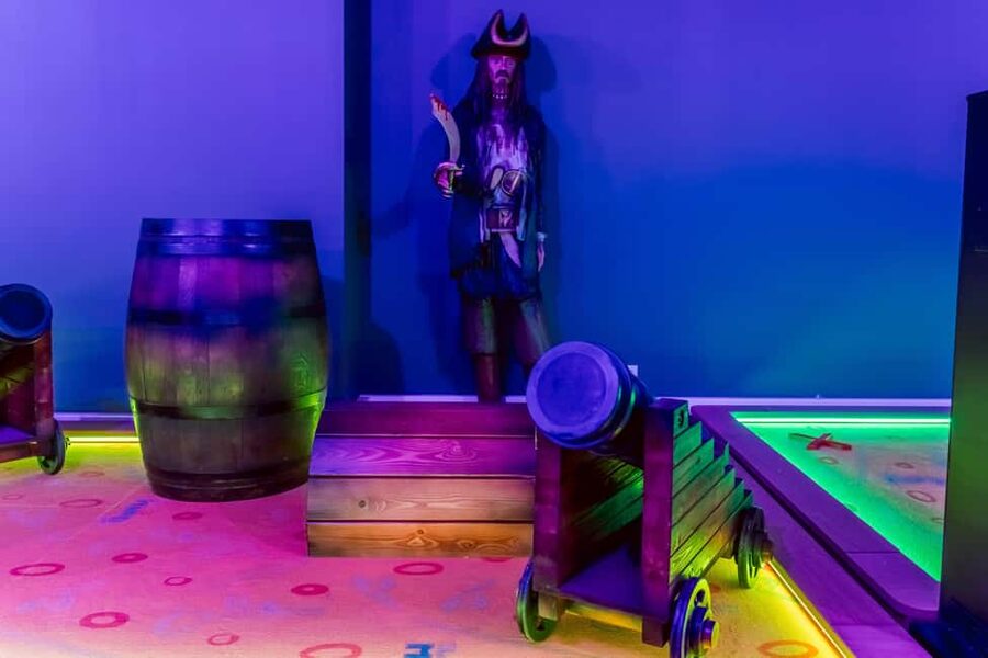 Cologne: Adventure Minigolf – Interactive tour through movie sets! - Sixteen courses with a story behind the putt