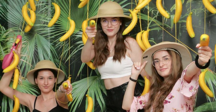 Cologne: Selfiewerke Selfie Foto Studio - Choosing rooms, backdrops, and props