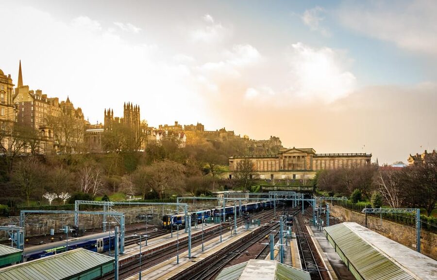 Edinburgh: Guided Harry Potter Walking Tour - Waverley Station and Edinburgh’s city setting