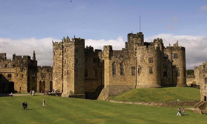 Edinburgh: Harry Potter and English Castles Tour in Spanish - Berwick-upon-Tweed: a useful first stop
