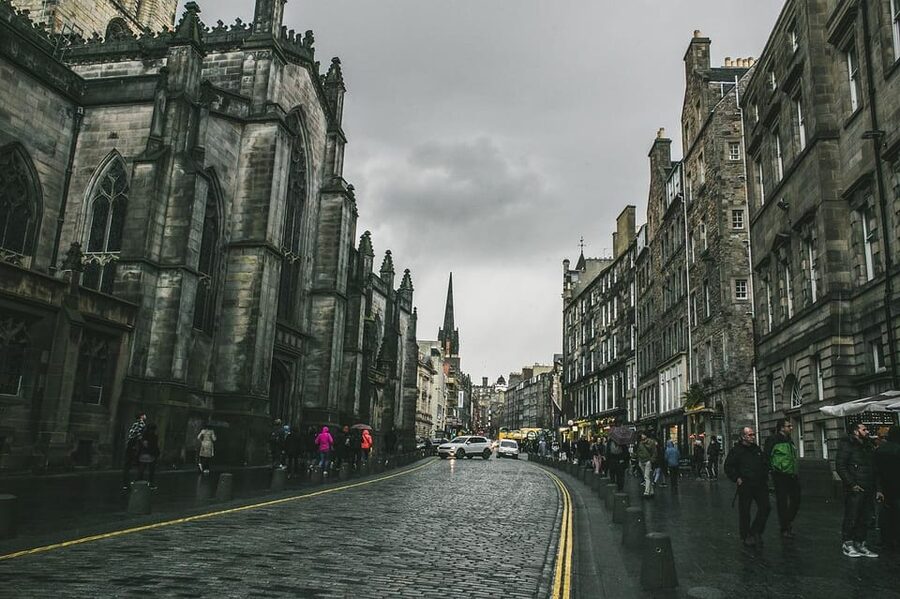 Edinburgh: Harry Potter Origins Tour & Gin Tasting Combo - Going below street level at The Lost Close