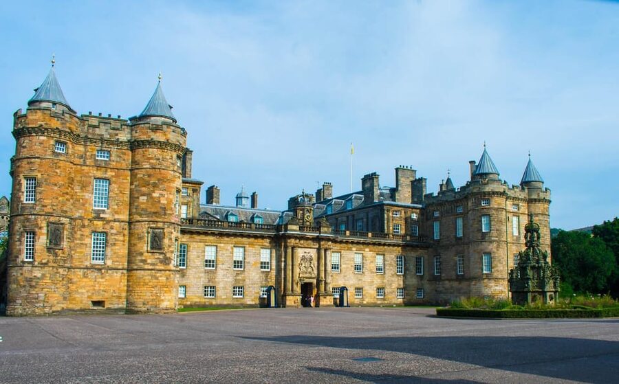 Edinburgh: Harry Potter Tour & Palace of Holyrood Entry - Finishing at Edinburgh City Chambers