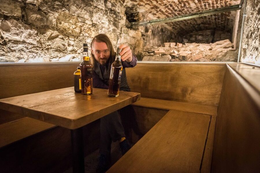 Edinburgh: Harry Potter Walking Tour and Whisky Tasting - Waverley Station and the city’s changing shape