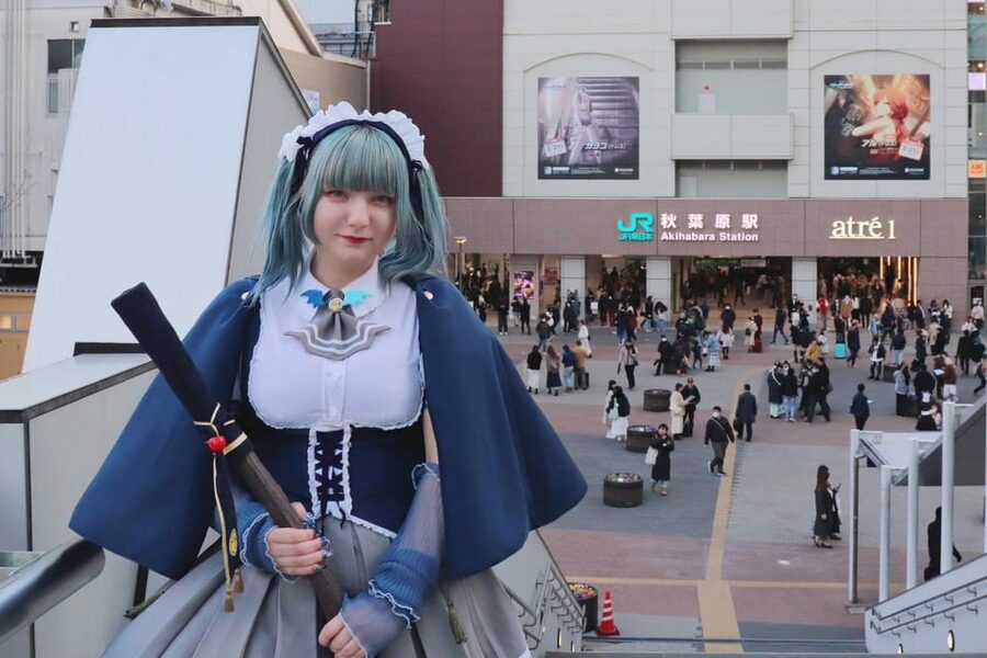 Expert Anime Guide in Akihabara with a maid witch - The shops that define Akihabara