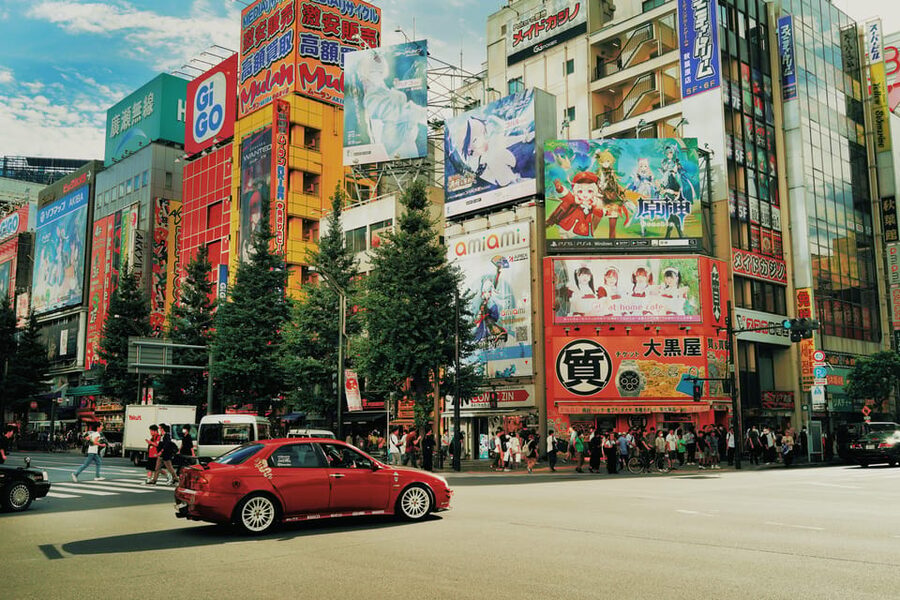 Expert Anime Guide in Akihabara with a maid witch - Kanda Shrine and the link between tradition and anime