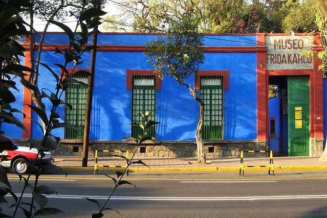 Frida Kahlo Museum and Diego Rivera Studio Tour with Admission Tickets - Casa Azul: Frida’s rooms, clothes, and courtyards