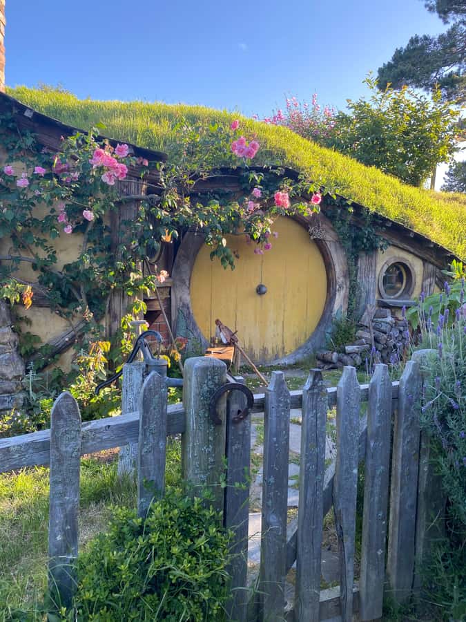 From Auckland: Hobbiton & Hamilton Gardens Small Group Tour - The Green Dragon Inn and the film stories