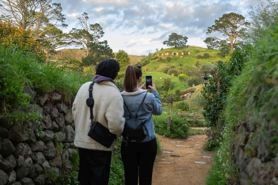 From Auckland: Hobbiton Movie Set Trip with Guided Tour - Key points to know before booking