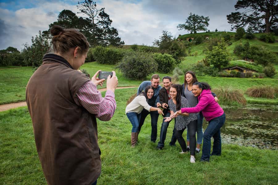 From Auckland: Hobbiton & Waitomo Caves Full-Day Trip - Waitomo’s 50-minute glowworm boat ride