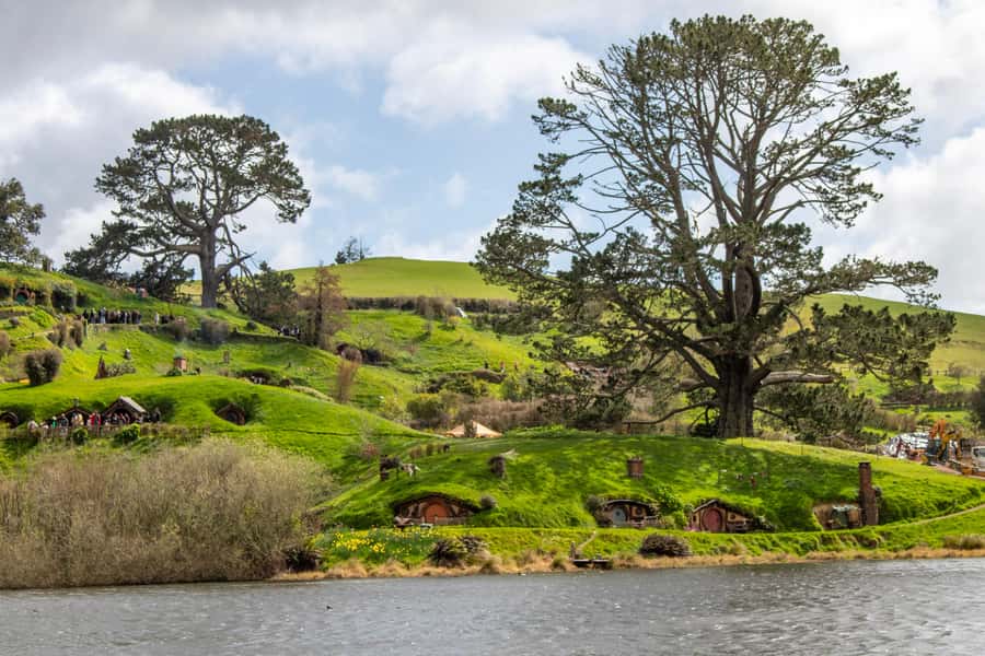 From: Auckland: Rotorua via Hobbiton Tour One Way Tour - A short pause around Taupiri