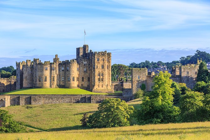 From Edinburgh: 1-day Outlander Tour - attractions included - Melrose Abbey and the Scottish Borders