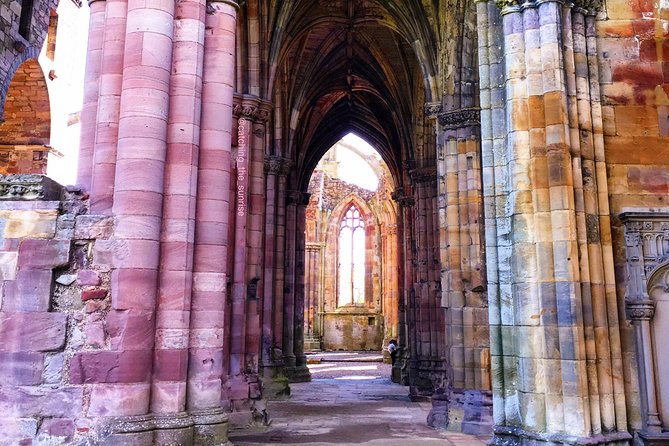 From Edinburgh: 1-day Outlander Tour - attractions included - Alnwick Castle, the headline English stop