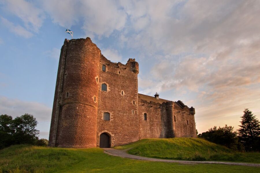 From Edinburgh: Outlander Adventure Day Tour with Entry - Midhope Castle and the Lallybroch photograph