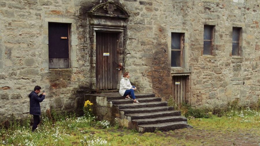 From Edinburgh: Outlander Full-Day Tour in Spanish - Linlithgow Palace, royal birthplace and prison setting