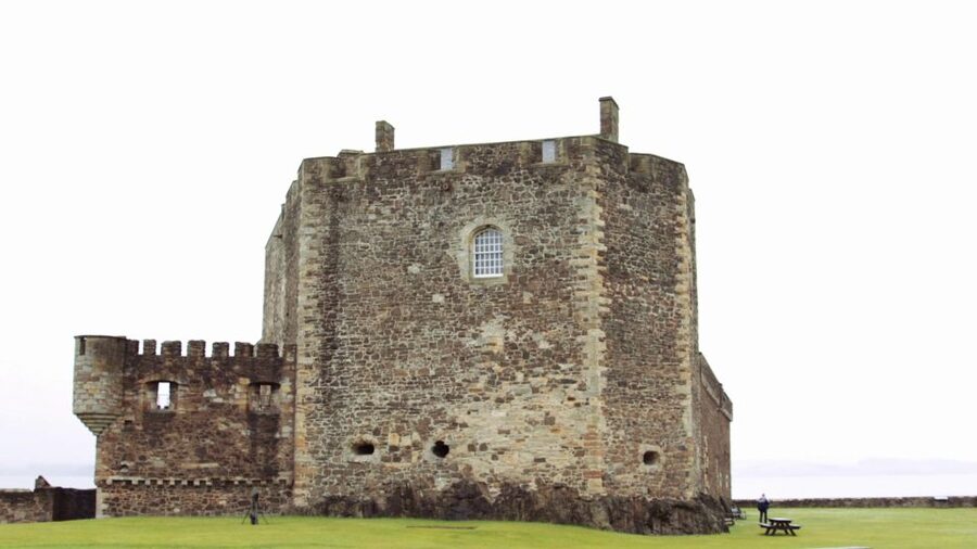 From Edinburgh: Outlander Full-Day Tour in Spanish - Doune Castle, from medieval stronghold to film favorite