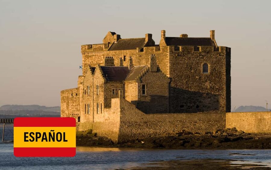 From Edinburgh: Outlander Full-Day Tour in Spanish - Blackness Castle, the first dramatic stop