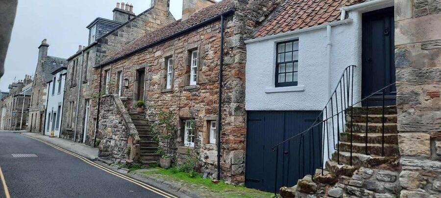 From Edinburgh: Private Outlander location tour - Blackness Castle brings Fort William to life