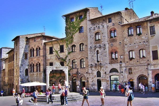 Full Day Tour to Val d'Orcia and Gladiator's Fields with Wines - The Madonna di Vitaleta and Gladiator scenery
