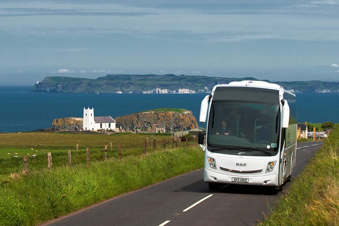Giants Causeway & Castles Tour from Belfast: Guided tour - Carrickfergus Castle starts the story