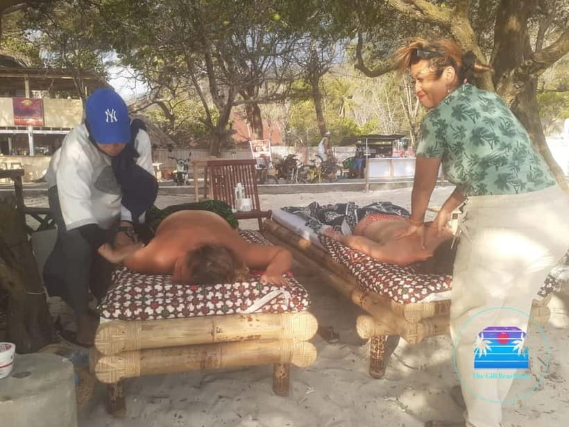 Gili Trawangan: The Beach Bar - Sunbed with Cocktail & Chill - Adding a local massage at sunset